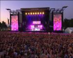 Rihanna - Cheers (Drink to That) (Live at V Festival 2011) TVRip кадр