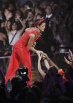 Rihanna выступает на церемонии MTV VMA 2012 (3)