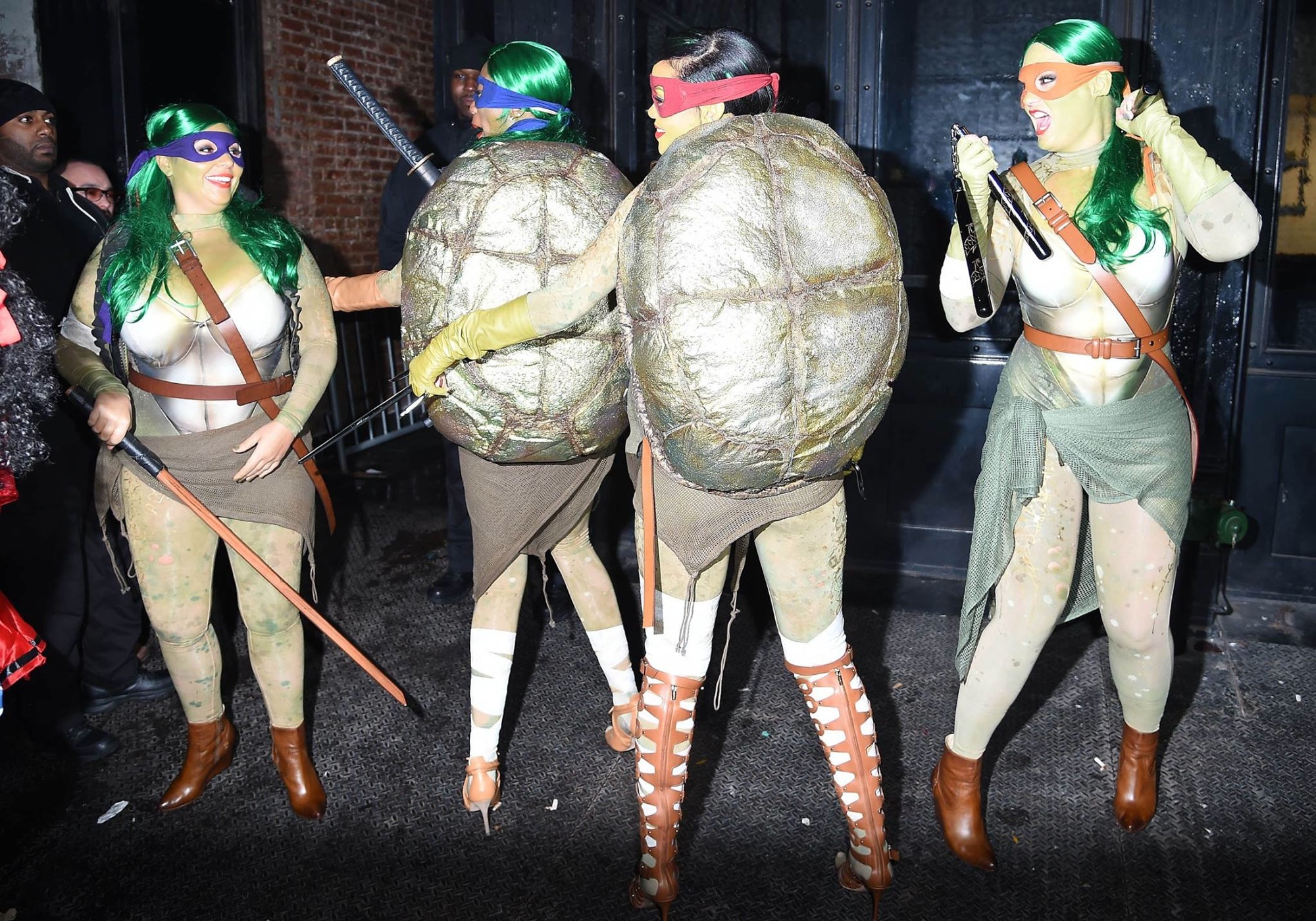 Rihanna с подругами отпраздновали Хэллоуин, переодевшись в Черепашек Ниндзя...