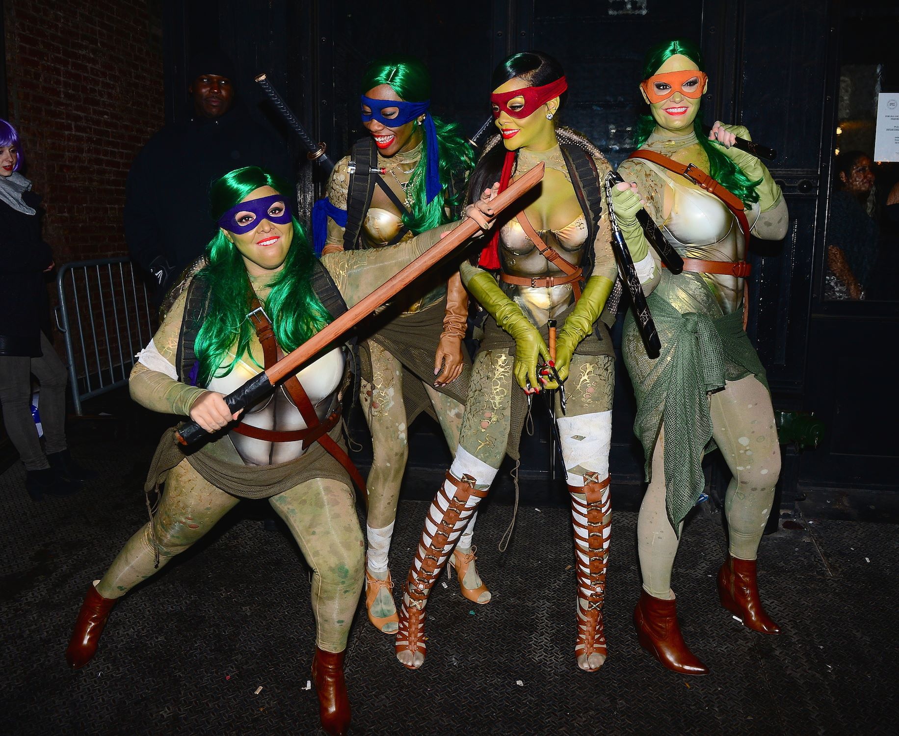 Rihanna с подругами отпраздновали Хэллоуин, переодевшись в Черепашек Ниндзя.