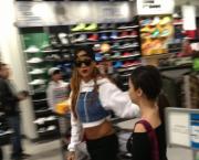 29 марта - Rihanna занимается шоппингом в Калгари