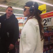 31 марта - Rihanna в магазине Walmart в Камлупсе