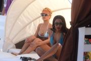 7 июля - Рианна с друзьями на пляже в Сопоте