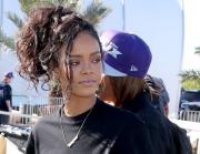 Rihanna общается с фанами на &quot;DirecTV Super Fan Tailgate&quot;