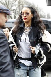 Rihanna направляется на съемки в Версальский дворец.
