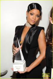 Rihanna получила премию Icon Award at AMAs 2013!