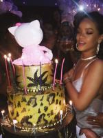 Rihanna делится фотографиями с празднования Дня Рождения