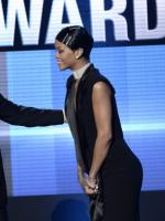 Rihanna получает награду Икона на AMA 2013 (25 ноября)