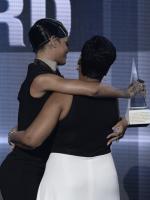 Rihanna получает награду Икона на AMA 2013 (25 ноября)