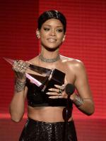 Rihanna получает награду Лучшая Соул/R&amp;B Певица на AMA 2013 (25 ноября)