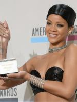 Rihanna в пресс-комнате AMA 2013 (25 ноября)