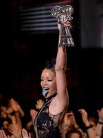 Rihanna получает награду iHeartRadio Music Awards 2014 (#1)