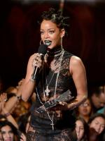 Rihanna получает награду iHeartRadio Music Awards 2014 (#1)
