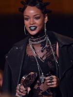 Rihanna получает награду iHeartRadio Music Awards 2014 (#2)