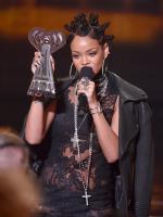 Rihanna получает награду iHeartRadio Music Awards 2014 (#2)