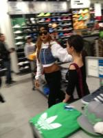 29 марта - Rihanna занимается шоппингом в Калгари