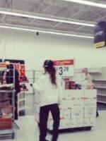 31 марта - Rihanna в магазине Walmart в Камлупсе