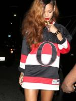 7 апреля - Rihanna возле клуба Greystone в Лос-Анджелесе
