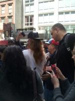 26 апреля - Рианна покидает свой отель в Нью-Йорке