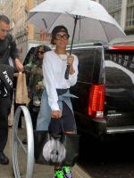 29 апреля - Рианна покидает свой отель в Нью-Йорке