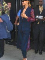 5 мая - Рианна покидает свой отель в Нью-Йорке