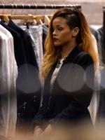 9 мая - Рианна занимается шоппингом в Нью-Йорке