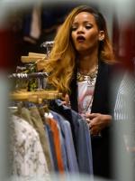 9 мая - Рианна занимается шоппингом в Нью-Йорке