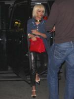 13 мая - Рианна прибывает в свой отель в Нью-Йорке
