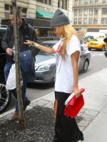 15 мая - Рианна покидает свой отель в Нью-Йорке