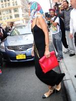 16 мая - Рианна покидает свой отель в Нью-Йорке
