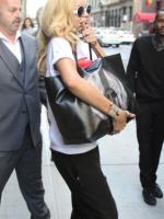 17 мая - Рианна покидает свой отель в Нью-Йорке