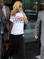 17 мая - Рианна покидает свой отель в Нью-Йорке