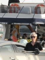 30 мая - Рианна с друзьями на яхте в Стамбуле