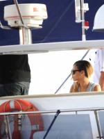 30 мая - Рианна с друзьями на яхте в Стамбуле