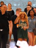 Rihanna покидает свой отель в Барселоне - 1 июня 2013