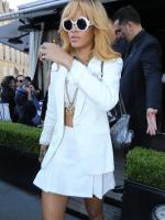 Rihanna гуляет по Парижу - 4 июня 2013