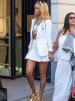 Rihanna гуляет по Парижу - 4 июня 2013