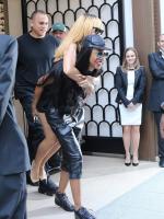 Рианна покидает свой отель в Париже (5 июня)