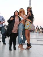7 июня - Рианна с друзьями возле Эйфелевой Башни