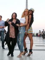 7 июня - Рианна с друзьями возле Эйфелевой Башни
