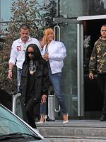 12 июня - Рианна покидает отель в Манчестере