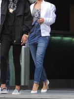 12 июня - Рианна покидает отель в Манчестере