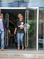 Рианна покидает отель в Манчестере (13 июня)