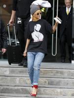 Рианна покидает отель в Манчестере (13 июня)