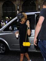 14 июня - Рианна покидает свой отель в Лондоне
