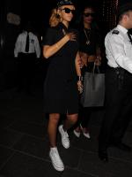 14 июня - Рианна покидает магазин Harrods в Knightsbridge