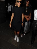 14 июня - Рианна покидает магазин Harrods в Knightsbridge