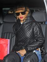 15 июня - Rihanna покидает свой отель в Лондоне