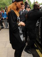 20 июня - Рианна покидает свой отель в Лондоне