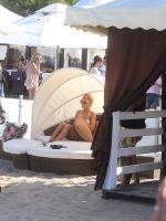 7 июля - Рианна с друзьями на пляже в Сопоте